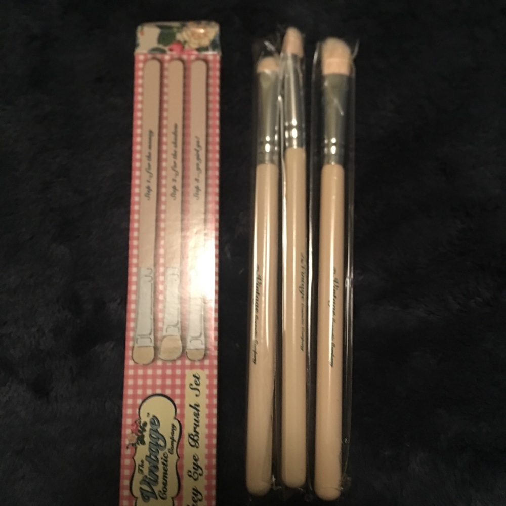 The vintage cosmetics company smokey brush set